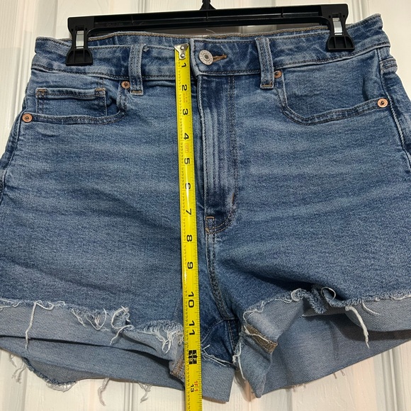 American Eagle Outfitters Distressed Blue Jean Mom Short Size 6 - Picture 2 of 6